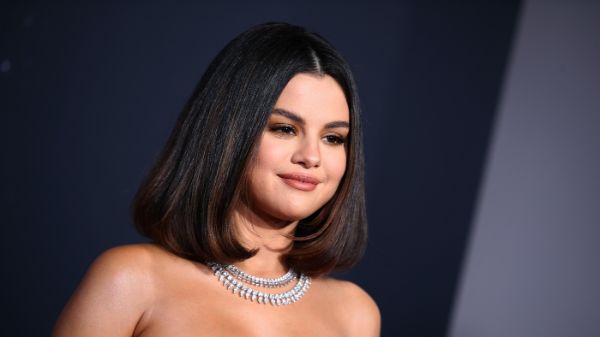 Selena Gomez Shares Adorable Candid With Complete Entertainment Pack For Fans