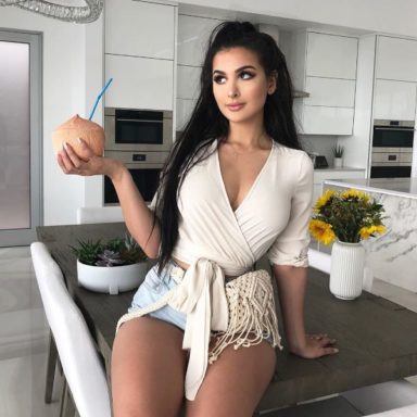 34 Hottest SSSniperWolf Boobs Pictures Which Deserve to be Admired
