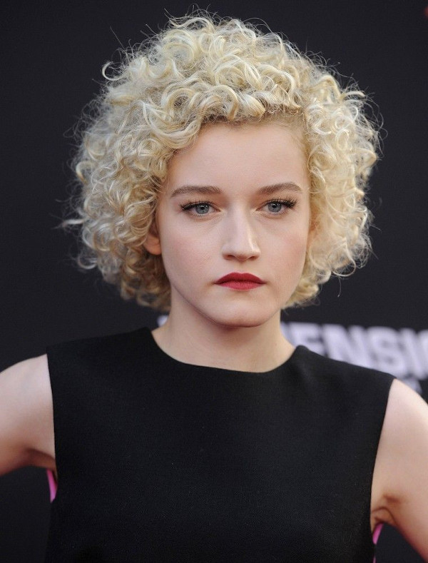 Julia Garner Hottest Pictures-33