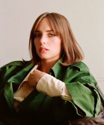 28 Hot Half-Nude Pictures of Maya Hawke That You Won't Resist - Music
